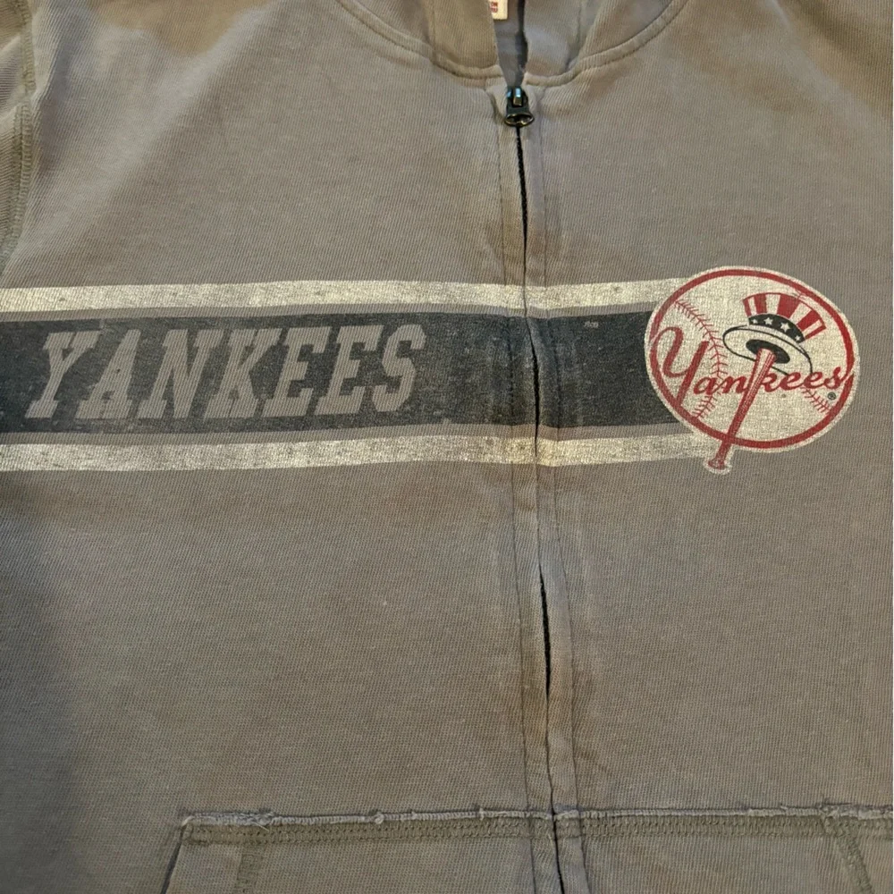Forty Seven Brand Boys Gray New York Yankees Hooded Zip-Up‎ Jacker Size XL